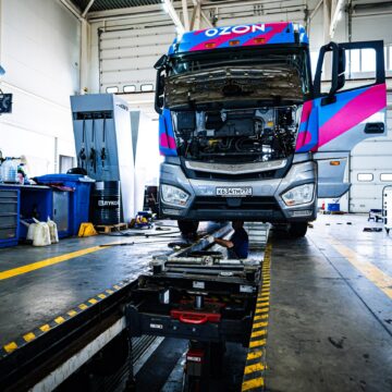 Процесс ремонта грузового автомобиля 